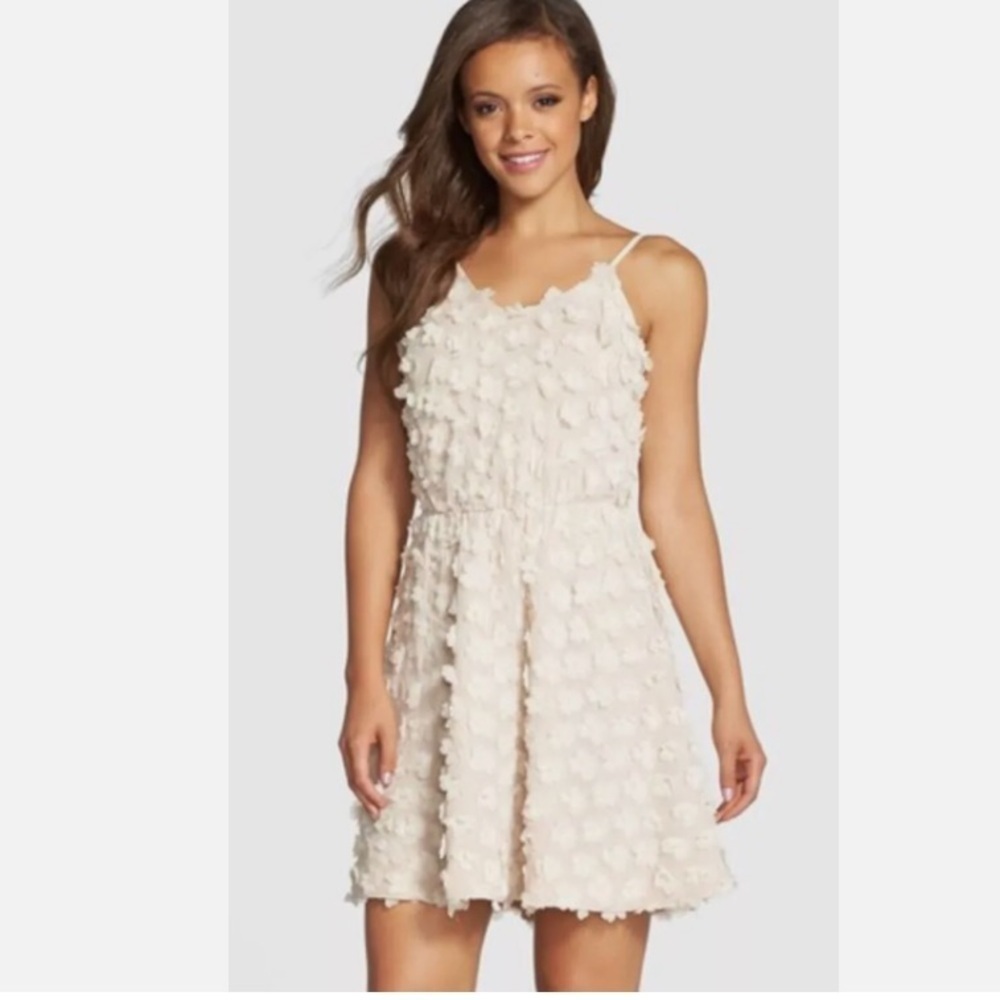 DRESS THE POPULATION FLORAL APPLIQUÉ DRESS